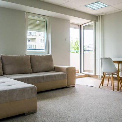 Location d’un appartement meublé et spacieux de 3 pièces, 86 m², près du centre-ville, Nouveau Belgrade, Serbie